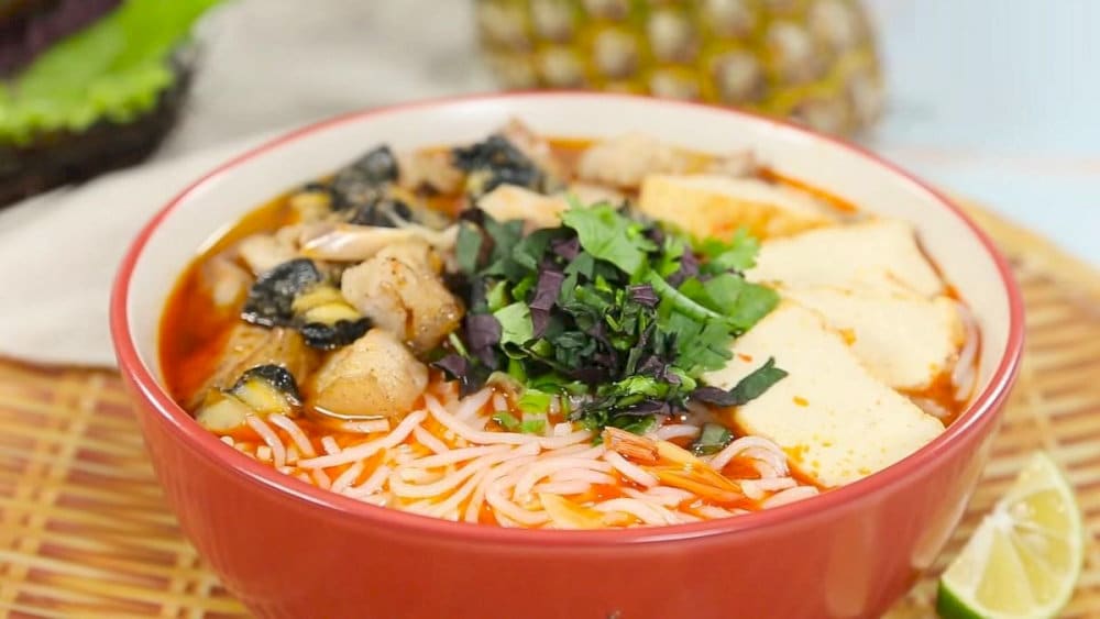 Refreshing bun oc with delicate snails, vermicelli, and fragrant herbs
